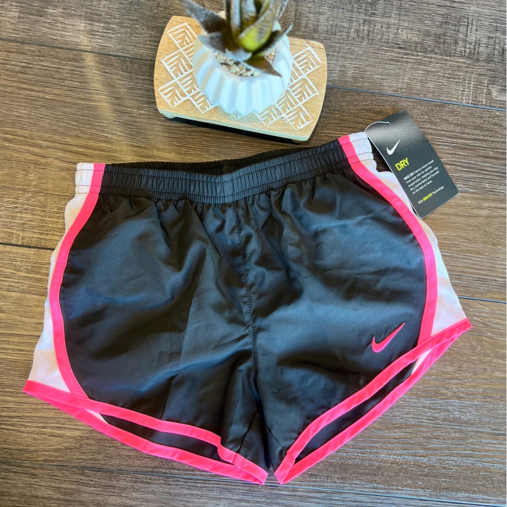 👀 Super cute 🌺 Girl's Nike Short, Size: 6X youth Girls, black, hot pink, new